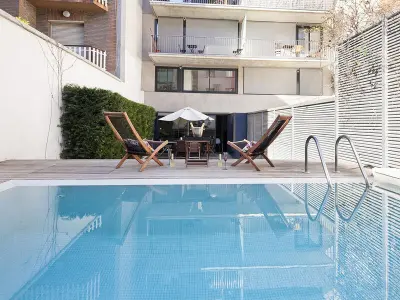 Appartement à Barcelone, Duplex Moderne à Barcelone avec Jardin et Piscine Privés pour 10 Personnes - L1000152