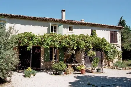 249010, Maison 8 personnes à Sénas - Photo 1