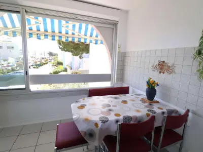 Appartement à Le Grau du Roi, Studio cabine climatisé proche plage avec parking privé, piscines et jardins d'enfants - L1001347