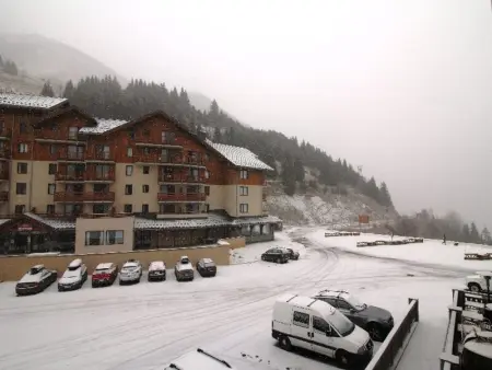 Confortable T3 à 50m des pistes avec piscine et parking gratuits - Photo 1