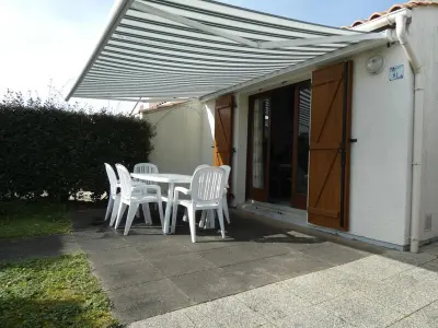 Maison à Notre Dame de Monts, Maison de Vacances avec Piscine, Plage à 1 km, Wifi, 5 pers – Notre-Dame-de-Monts - L1002888