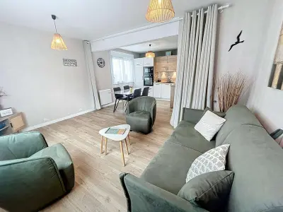 Appartement à Jullouville, Bel appartement rénové au cœur de Jullouville, 100m de la plage, 1 chambre, 4 couchages, parking privé - L1003152