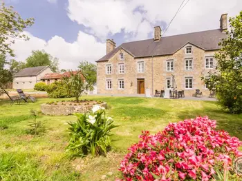 Gîte in Les Chambres Le Grippon,Grande maison familiale avec jardin ensoleillé, jeux pour enfants et proche du Mont St-Michel. FR-1-362-1111 N°1004410