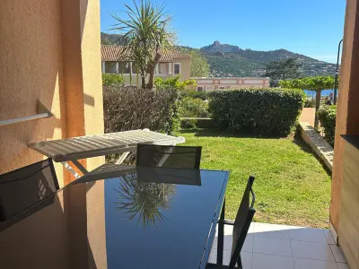 Appartement à Cap Esterel, 2 pièces RDJ climatisé avec accès piscine, tennis, golf et plus, proche Méditerranée et Massif de l'Estérel - N°1004598