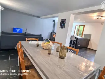 Gite à Véranne,Gîte 80m² avec jardin privatif, garage pour motos, à proximité des sentiers de randonnée et circuits VTT. FR-1-496-319 N°1005305