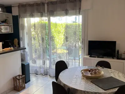 Appartement à Cabourg, Appartement T2 avec Jardin, Proche Plage et Centre, Parking Privé, Animaux Acceptés, Wi-Fi Gratuit - L1005850