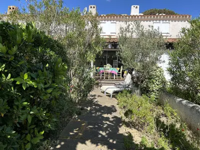 Maison à Fleury Saint Pierre la Mer, Maison familiale 8 couchages avec terrasse, jardinet, à 500m de la plage - Saint Pierre la Mer - L1005975