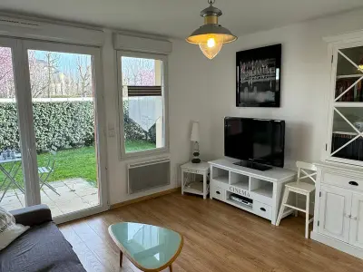 Appartement à Cabourg, Appartement Moderne T2, Rez-de-Jardin, Proche Plage et Centre Ville, Parking, Wifi, Animaux Acceptés - L1006106