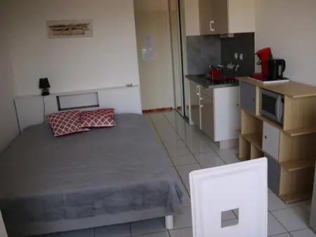 Studio rénové pour 2 personnes avec accès piscine, parking privé et proche des commodités - Photo 2