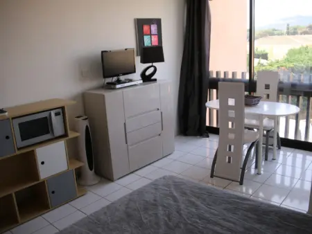 Studio rénové pour 2 personnes avec accès piscine, parking privé et proche des commodités - Photo 5