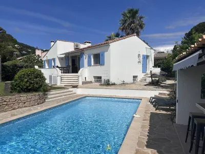 Villa à Les Issambres, Villa rénovée avec piscine chauffée, 200m des plages, 7 pers, clim, wifi, parking - L1006303