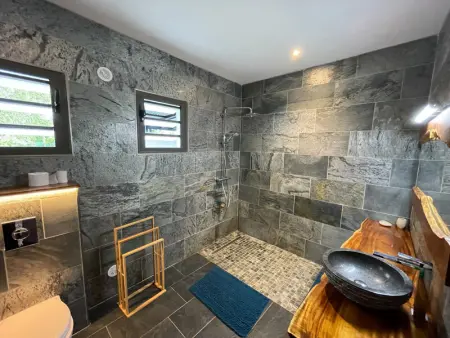 Villa Hibiscus à Saint-Philippe: Élégance tropicale, 2 chambres, spa privatif et cuisine équipée - Photo 3