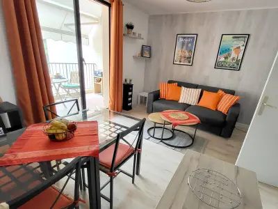 Appartement à Six Fours les Plages, T2 rénové avec parking, Wi-Fi, clim mobile, à 400m plages/commerces - Piscine/tennis/promenades - L1007599