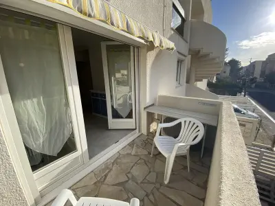 Appartement à Narbonne, Narbonne-Plage : T2 climatisé, balcon, parking, à 100m de la plage, commerces à proximité - L1007650