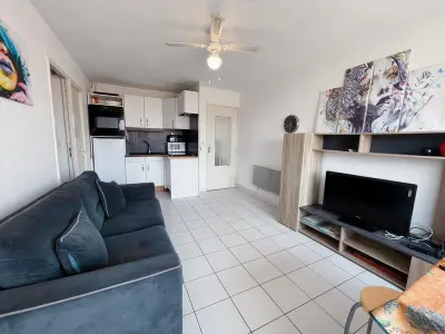 Appartement à Fleury Saint Pierre la Mer, Coquet T2 Cabine à 50m de la Plage avec Parking Privé - 4 Pers - Tout Équipé - Proche Commerces - L1007660
