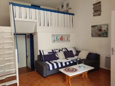 Appartement à Gruissan, **Gruissan - T2 Cabine Mezzanine - Côté Village - 6 pers - Parking Privé - Proche Plages** - L1007879