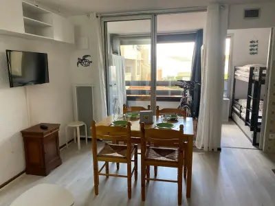 Appartement à Port Leucate, Studio Cabine avec Loggia, Parking, Proche mer, TV, Lave-Linge, 2 Vélos, Port Leucate, 4 Pers. - L1008131