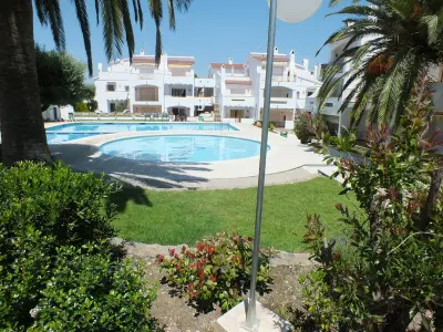 Appartement à Roses, Confortable appartement avec piscine, terrasse et parking, quartier calme près du parc naturel, Roses - L1008494