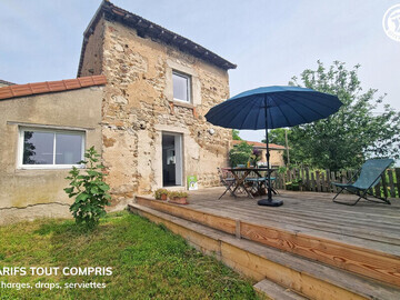 Location Gite à Villemontais,Gîte cosy avec terrasse, piscine et spa, au cœur de la Côte Roannaise FR-1-496-322 N°1009520