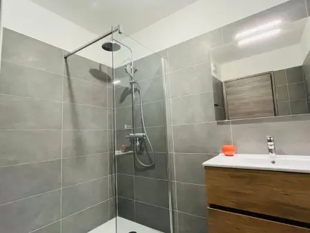 Appartement 3 pièces pour 6 personnes, à 200m de la plage, terrasses et parking, entièrement climatisé - Photo 7