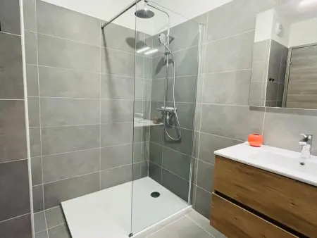 Appartement 3 pièces pour 6 personnes, à 200m de la plage, terrasses et parking, entièrement climatisé - Photo 21