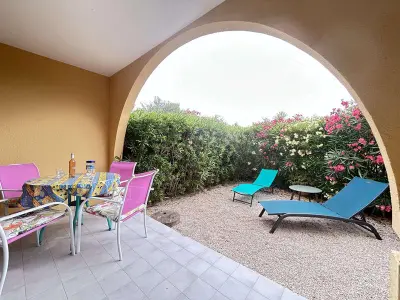 Appartement à Sainte Maxime, Sainte-Maxime : T2 calme avec piscine, terrasse, proche plages et commerces - L1009945