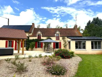 Gite à Chazemais,Gîte authentique avec spa, tennis et jardin paysager – Draps et ménage inclus, calme campagnard. FR-1-489-540 N°1010610