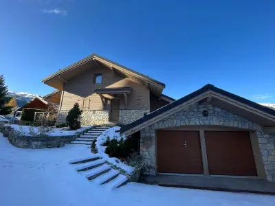 Chalet à Méribel, Chalet de luxe près du centre avec jacuzzi, sauna, cheminée et navette privée - L1011314