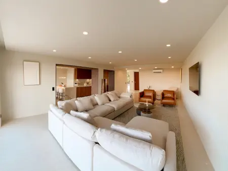 Duplex luxueux avec jacuzzi privé et piscine à débordements - Photo 1