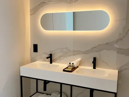 Duplex luxueux avec jacuzzi privé et piscine à débordements - Photo 4