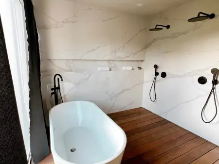 Duplex luxueux avec jacuzzi privé et piscine à débordements - Photo 8