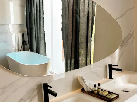 Duplex luxueux avec jacuzzi privé et piscine à débordements - Photo 9