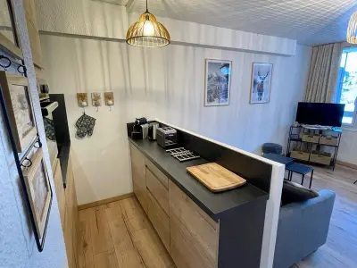 Appartement à Vars, Charmant appartement skis aux pieds avec balcon, proche luge et commerces, cuisine équipée. - L1011689
