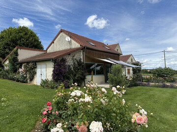 Location Cottage in Louchy Montfand,Gîte avec piscine et roseraie près de Vichy FR-1-489-545 N°1012369