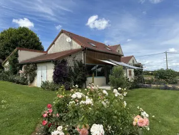 Gite à Louchy Montfand,Gîte avec piscine et roseraie près de Vichy FR-1-489-545 N°1012369