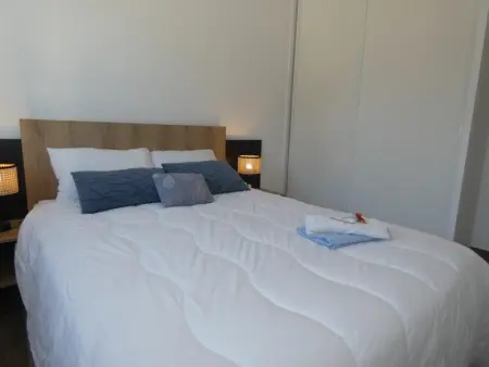 Appartement rénové, 2 chambres, balcon, parking, face mer - Photo 4