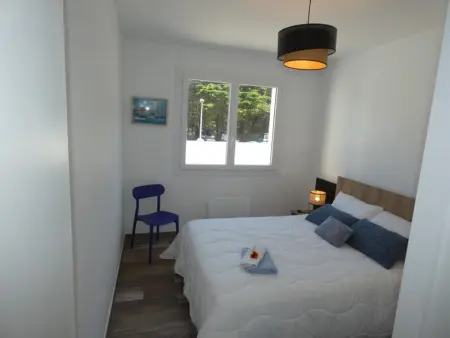 Appartement rénové, 2 chambres, balcon, parking, face mer - Photo 5