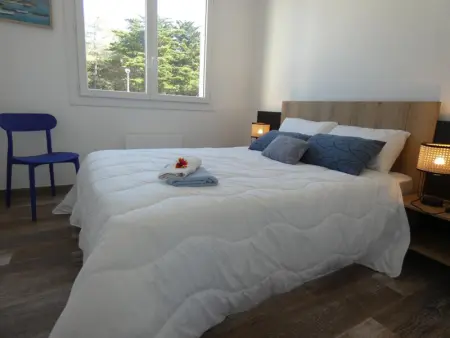 Appartement rénové, 2 chambres, balcon, parking, face mer - Photo 7