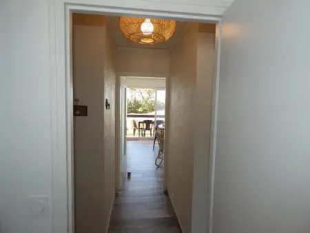 Appartement rénové, 2 chambres, balcon, parking, face mer - Photo 12