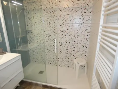 Appartement rénové, 2 chambres, balcon, parking, face mer - Photo 13