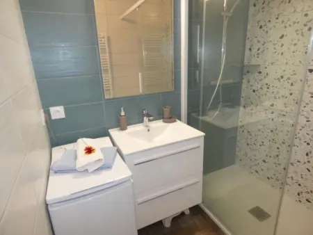 Appartement rénové, 2 chambres, balcon, parking, face mer - Photo 15