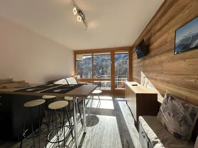 Appartement à Vars, Studio chaleureux au pied des pistes, balcon exposé sud, idéal pour 4 personnes - L1013030
