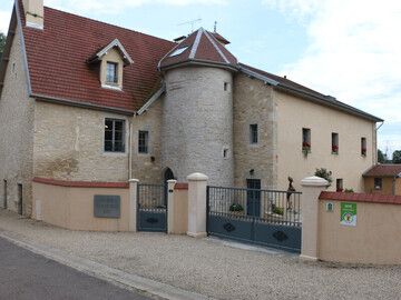 Location Haute-Saône, Gite in Bay, Maison de caractère avec piscine, spa, salle de jeux et Wi-Fi FR-1-583-43 N°1013831