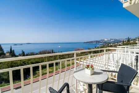 Villa Samba -  Luxury One-Bedroom Apartment with Balcony and Sea View - Photo 1