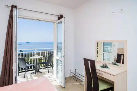 Villa Samba- Premium One-Bedroom Apartment with Balcony and Sea View - Photo 10
