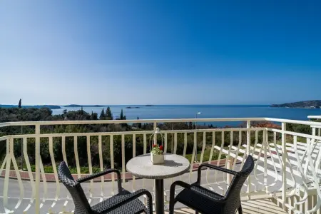 Villa Samba- Premium One-Bedroom Apartment with Balcony and Sea View - Photo 20