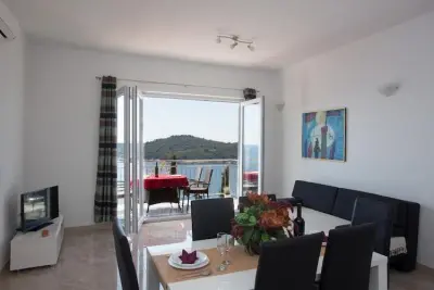 Wohnung in Dubrovnik, Apartments Villa Ari - Superior Three Bedroom Apartment with Balcony and Sea View (First Floor) - L1014582