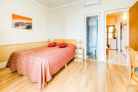 Guest House Villa Nina- Comfort Triple Room with Balcony and Sea View (S1 - crvena) - Photo 4