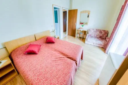 Guest House Villa Nina- Comfort Triple Room with Balcony and Sea View (S1 - crvena) - Photo 5