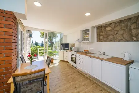 Guest House Villa Nina- Two Bedroom Apartment  with  Terrace and Sea View (Apt67) - Photo 4